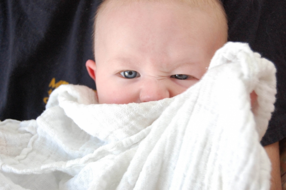 虚化背景室内拿白色毛巾蓝色眼睛可爱婴儿