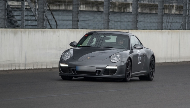 城市街道马路上黑色崭新轿车