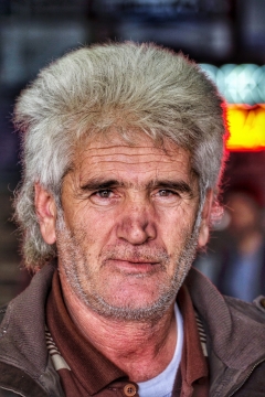 虚化背景灯光室内老年男性