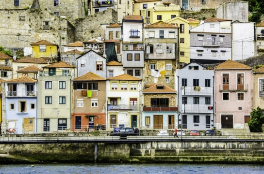 古老历史河边城市彩色建筑正面全景