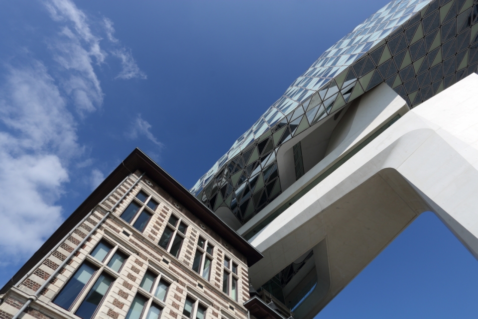 蓝色天空现代城市街道办公楼建筑