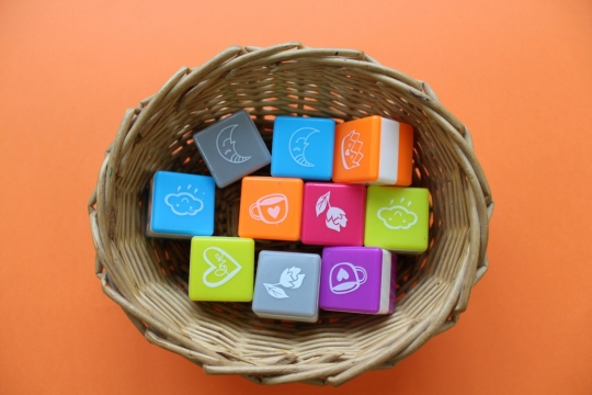 橙色背景竹制篮子彩色印章玩具