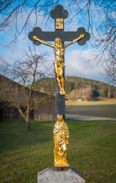 微距摄影_金色耶稣受难像与圣母像