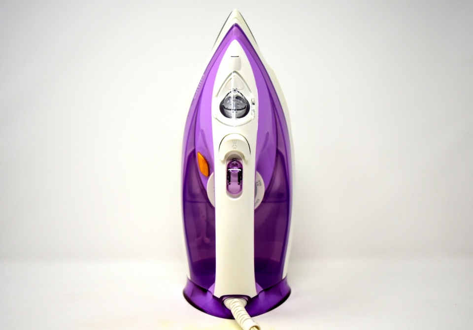 白色背景新式紫色熨斗电器设计