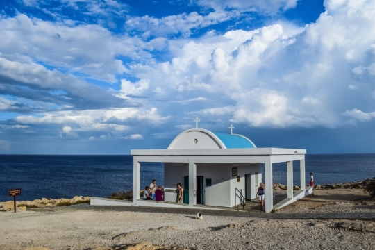 蓝天白云大海岸边白色墙壁建筑