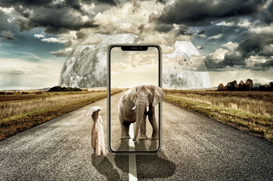 马路上走出手机的大象和少女创意广告