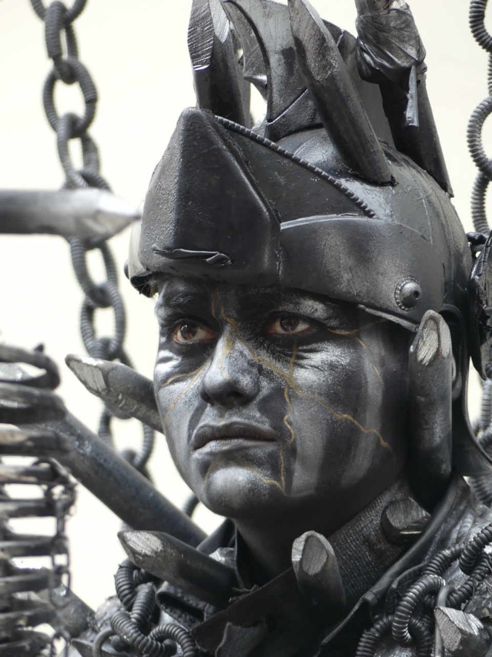 黑色金属戴头盔士兵塑像