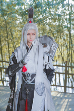 人物摄影_白发帅哥精致古装COS美图