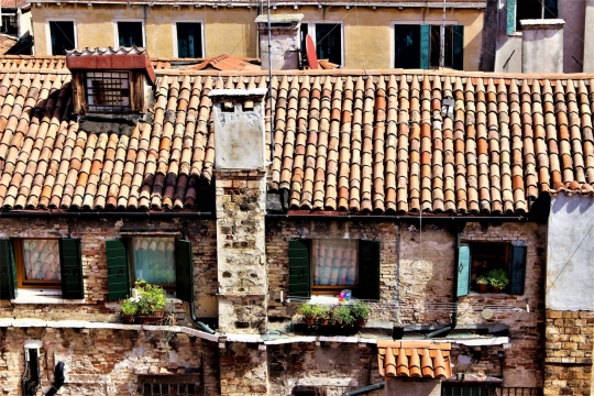 威尼斯古老城市街道破旧建筑