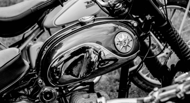 黑白色调摩托车邮箱机车特写