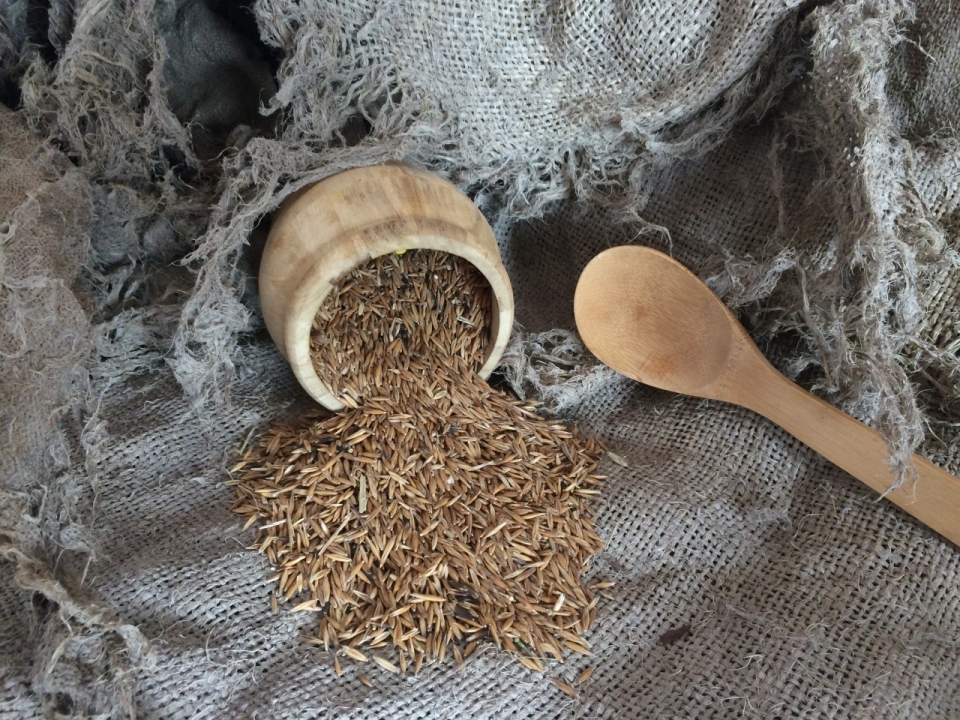 亚麻布上打翻木罐中的稻米与木勺