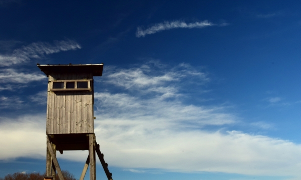 蓝色天空户外木制房屋建筑