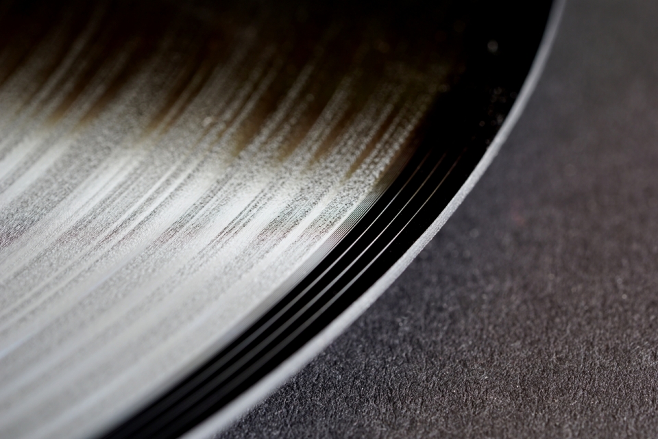 灰色地面上反光复古怀旧文艺黑胶唱片