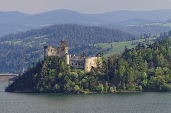 绿树环绕的湖泊山坡上壮丽的城堡