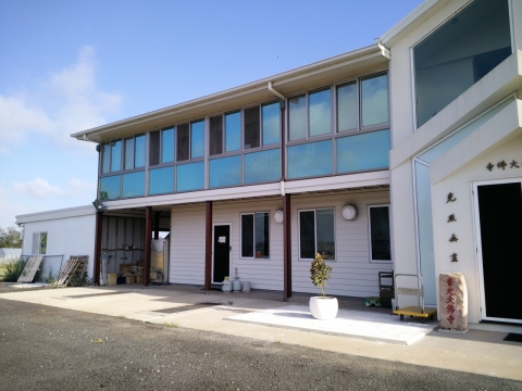 宽敞水泥地和二层楼房建筑