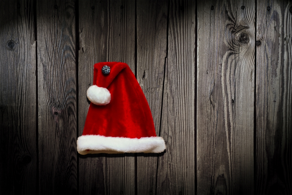 木板墙壁上钉这红色圣诞帽