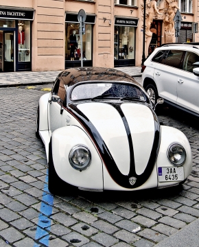 商店门口停车场的黑白老爷车