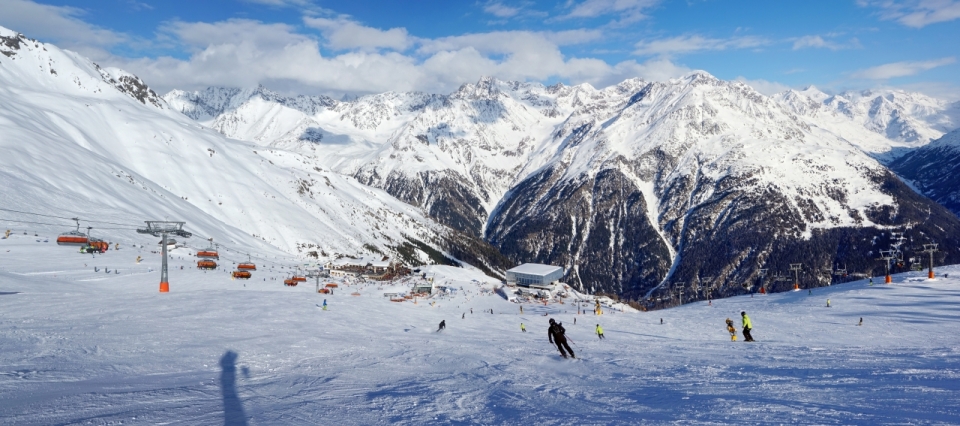 游人如织的滑雪场雪道山坡俯拍