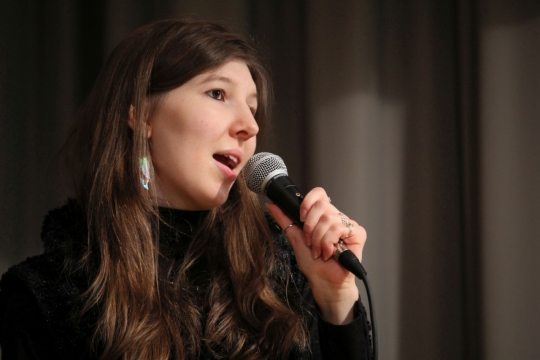 室内拿专业麦克风唱歌长发女性歌手