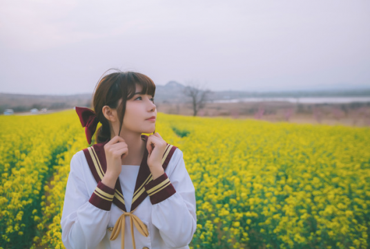 可爱制服小美女田园风光