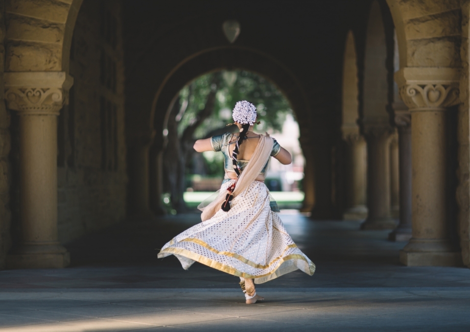 宫殿长廊中起舞的印度少女背影