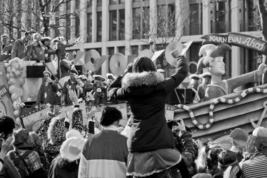 黑白风格广场游玩人群高清特写