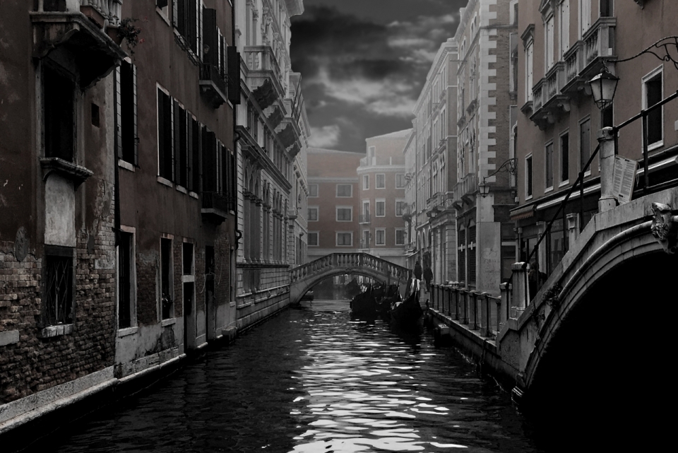 阴云密布光线昏暗的威尼斯街道摄影