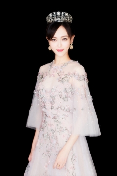 公主王冠美女明星唐嫣性感优雅写真图片