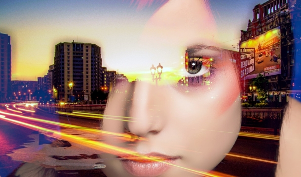 长发女孩合成夜晚城市街道