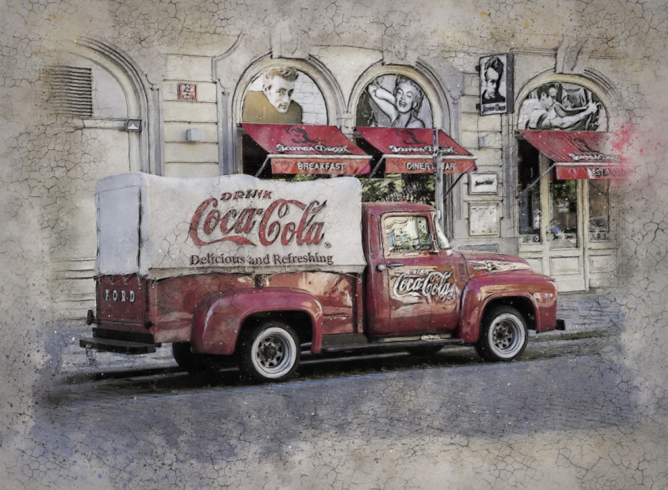 古朴街道上一辆可口可乐运货车复古风摄影