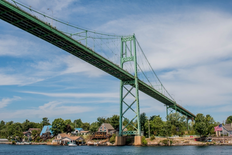 仰拍海面上高耸绿色巨大吊桥