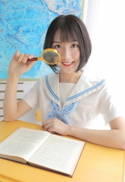 小美女皮肤白嫩短发少女俏皮可爱