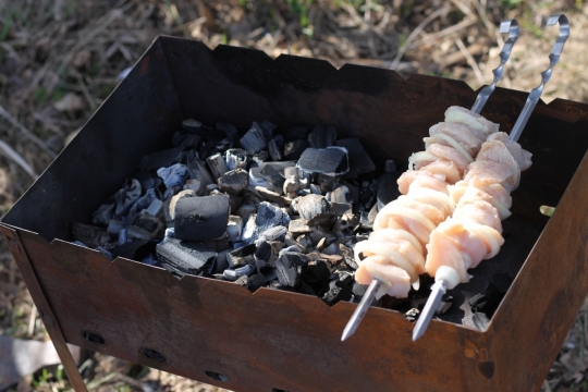 微距摄影_碳烤炉上未被烤熟的羊肉串