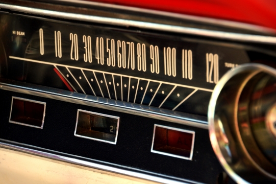 古典轿车内部黑色车速表