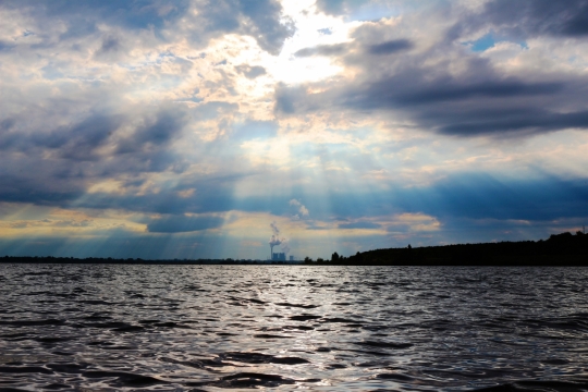 宽阔湖泊远眺城市建筑自然风景