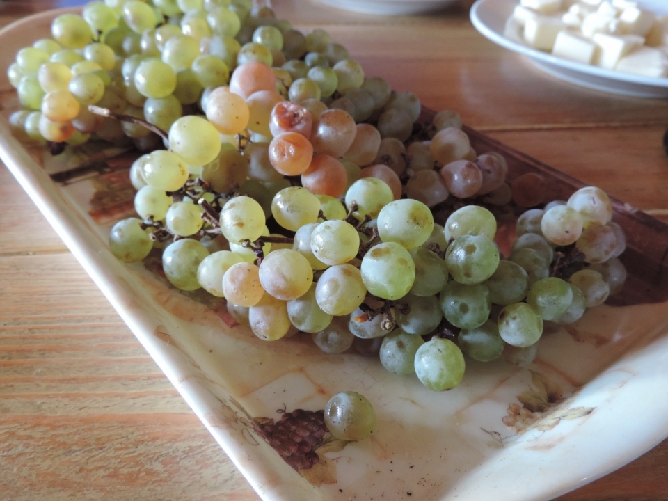 木桌上餐盘中鲜美的葡萄