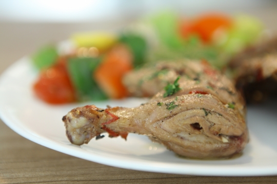 餐桌盘子里美味诱人鸡腿美食摄影