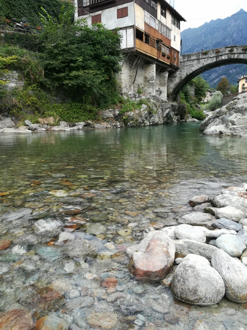 河边小溪旁清澈河流风光美景