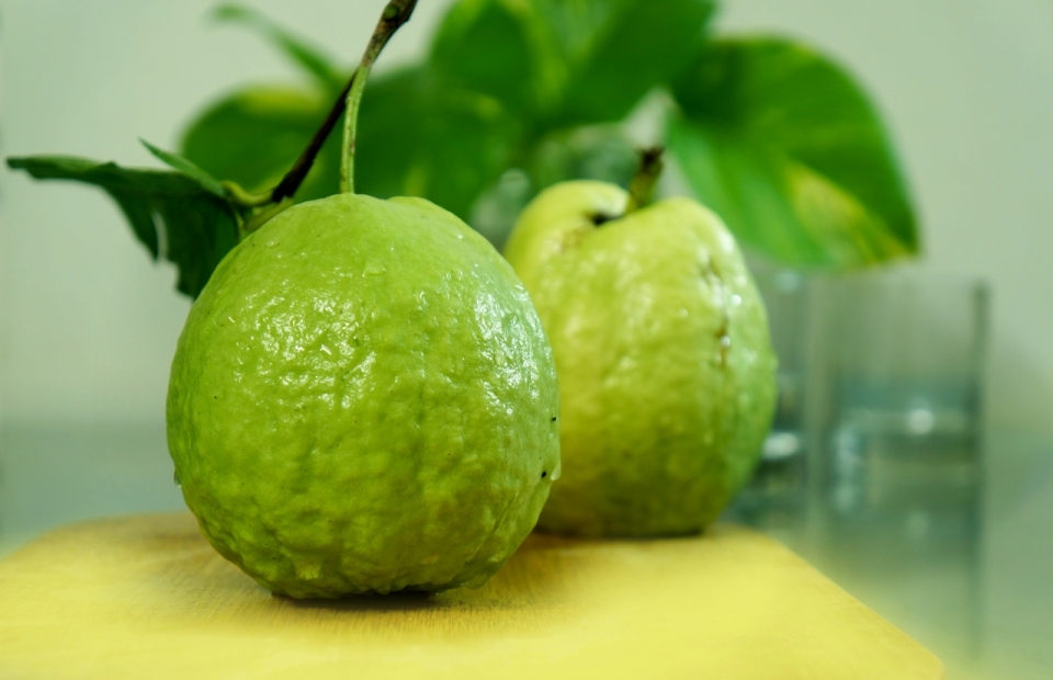 桌面上绿色柠檬水果美食