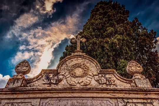 蓝色天空下古典历史教堂建筑