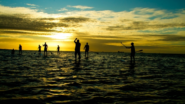蓝色天空金色阳光大海海面