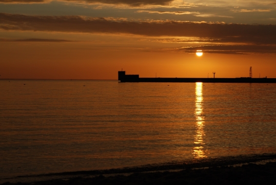 傍晚阳光天空下自然大海海面