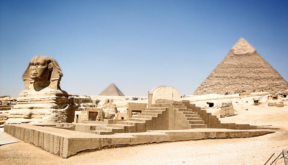 灼热阳光下的埃及金字塔遗迹