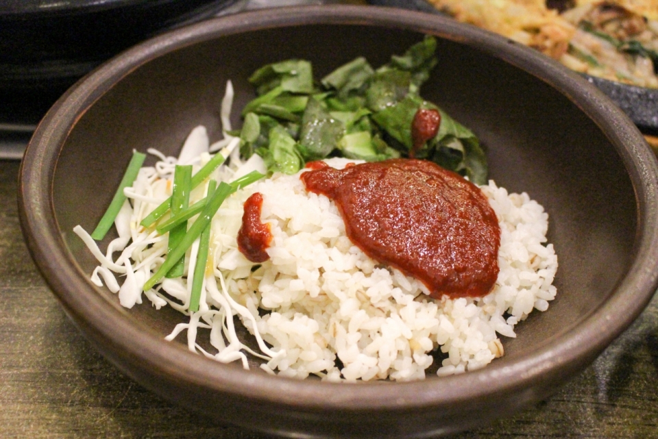 桌面黑色碗中米饭蔬菜新鲜美味健康食物