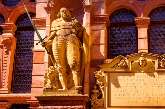 中世纪盔甲骑士石雕建筑外观