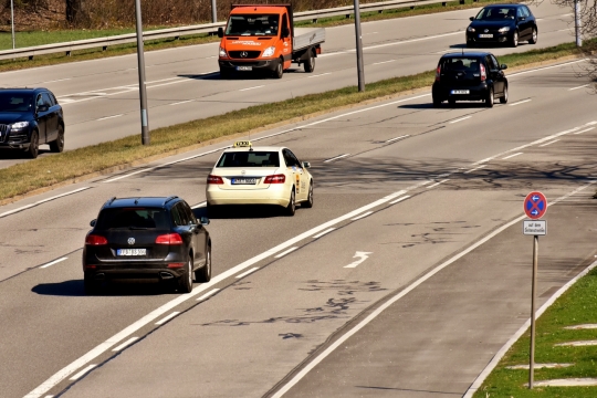 公路上行驶私家汽车忙碌外景