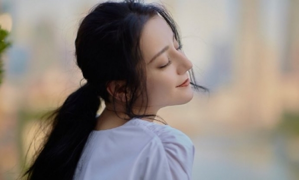 性感美女明星迪丽热巴优雅个性写真