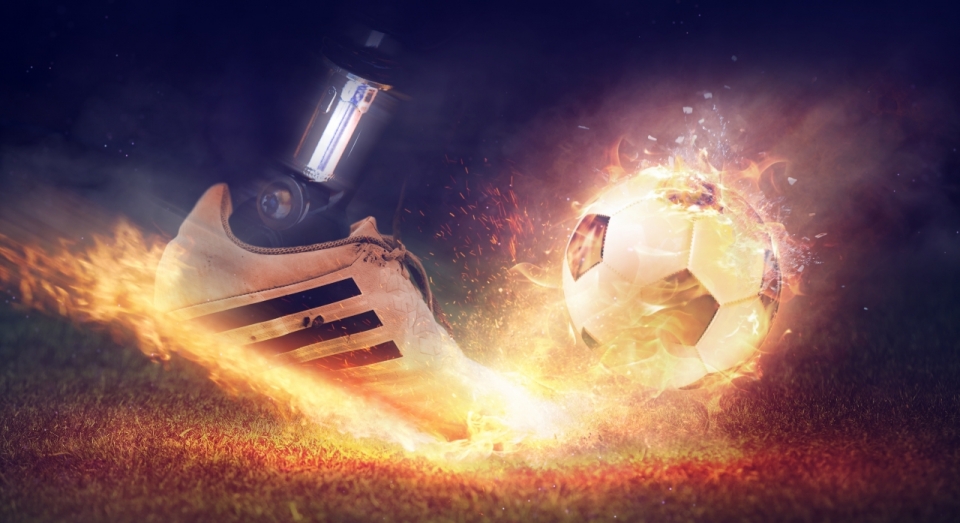 夜晚草坪踢足球机器人足部特写火焰特效合成