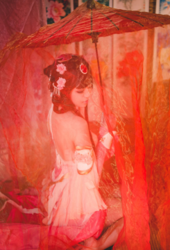 人物摄影_高挑美人纱帐朦胧诱惑写真