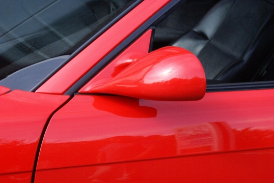 阳光城市街道崭新红色轿车